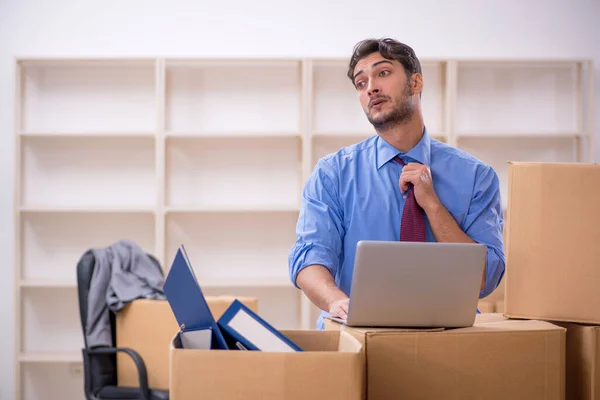 Joven empleado masculino en concepto de reubicación de oficinas —  Fotos de Stock