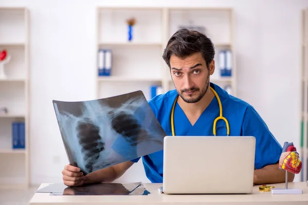 Jonge mannelijke arts radioloog werkzaam in de kliniek — Stockfoto