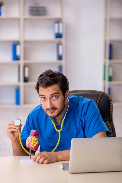 Ung manlig läkare kardiolog arbetar på kliniken — Stockfoto