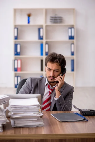 若い男性従業員はオフィスで過剰な仕事に不満 — ストック写真