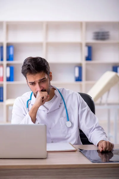 Klinikte çalışan genç erkek doktor. — Stok fotoğraf