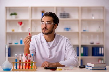 Laboratuvarda çalışan genç bir kimyager.