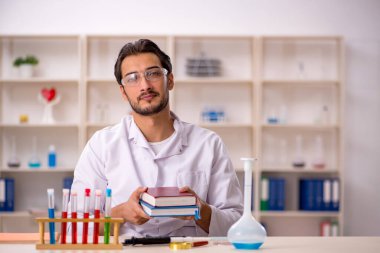 Laboratuvarda çalışan genç bir kimyager.