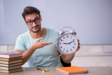 Sınıftaki genç erkek öğrenci zaman yönetimi konsepti