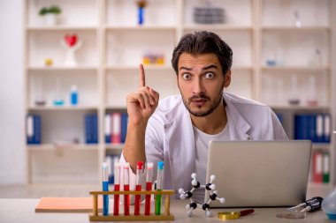 Laboratuvarda çalışan genç bir kimyager.