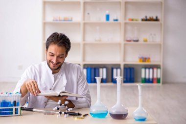 Laboratuvarda çalışan genç bir kimyager.