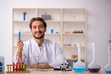 Laboratuvarda çalışan genç bir kimyager.