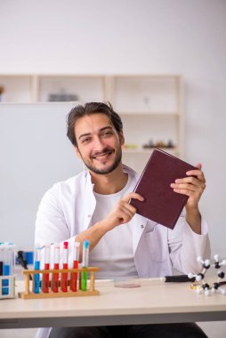 Laboratuvarda çalışan genç bir kimyager.