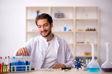 Laboratuvarda çalışan genç bir kimyager.