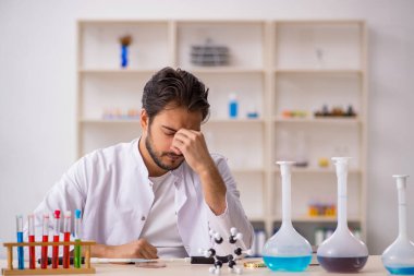 Laboratuvarda çalışan genç bir kimyager.