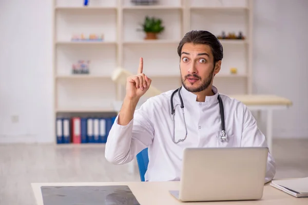 Klinikte çalışan genç erkek doktor. — Stok fotoğraf