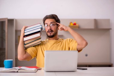 Evde sınava hazırlanan genç bir erkek öğrenci.