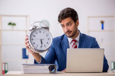 Zaman yönetimi konseptinde genç erkek çalışan