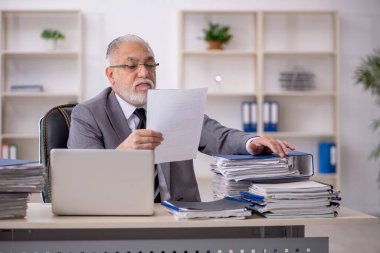 Eski erkek çalışanım ve ofiste çok işim var.