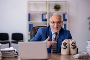 Eski erkek çalışanın maaş konsepti.