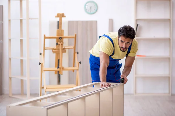 Jonge mannelijke timmerman die thuis werkt — Stockfoto