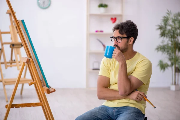 Jovem que gosta de pintar em casa — Fotografia de Stock