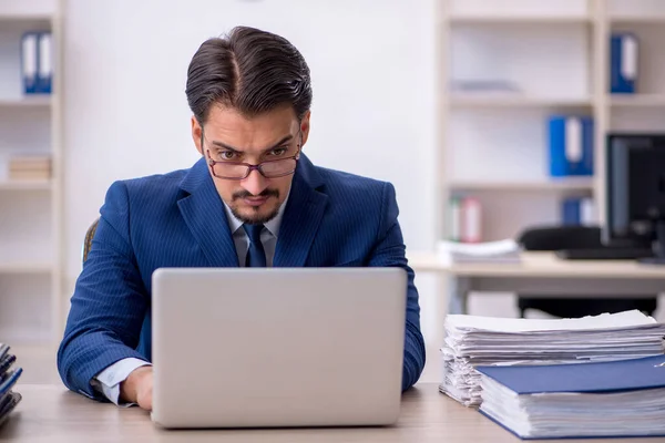 Giovane dipendente maschile che lavora in ufficio — Foto Stock