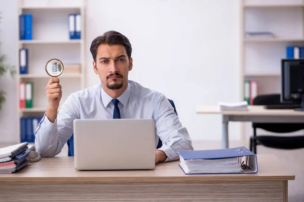 Jeune employé masculin travaillant au bureau — Photo