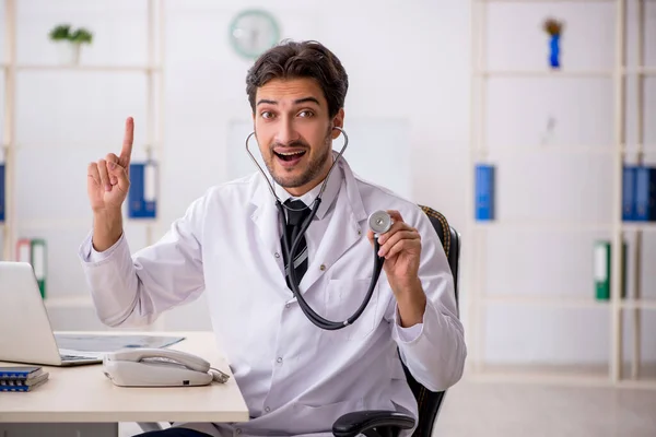 Jeune homme médecin travaillant à la clinique — Photo