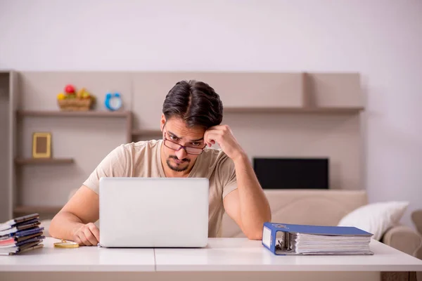 Jonge mannelijke werknemer die vanuit huis werkt — Stockfoto