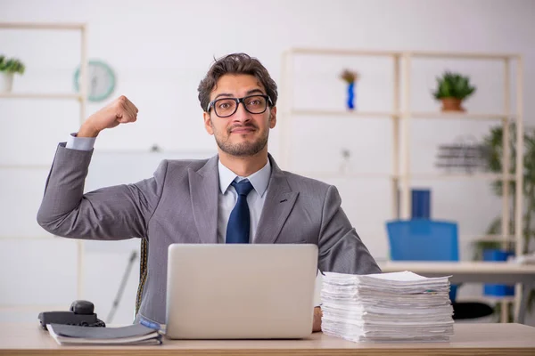 Giovane dipendente maschile seduto sul posto di lavoro — Foto Stock