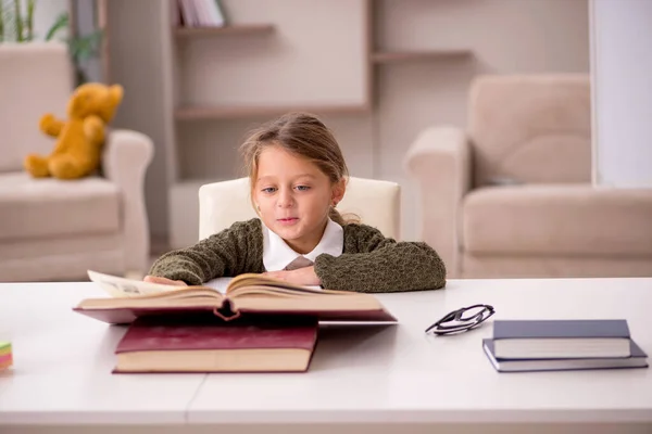 Ung liten flicka studerar hemma — Stockfoto