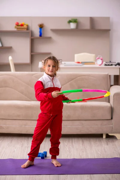 Ung liten flicka gör sport övningar hemma — Stockfoto