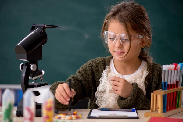 Νεαρό κοριτσάκι χημικός στην έννοια της σύνθεσης φαρμάκων — Φωτογραφία Αρχείου