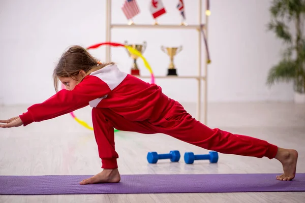 Jovem menina fazendo exercícios esportivos em casa — Fotografia de Stock
