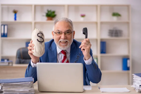 Alte männliche Mitarbeiter im Vergütungskonzept — Stockfoto