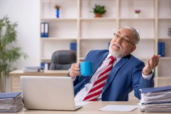 Alte männliche Angestellte trinkt Kaffee in der Pause — Stockfoto