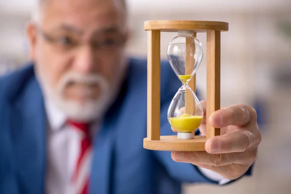 Velho empregado masculino no conceito de gerenciamento de tempo — Fotografia de Stock