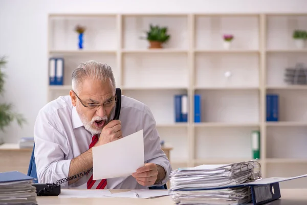 Ancien employé masculin travaillant dans le bureau — Photo