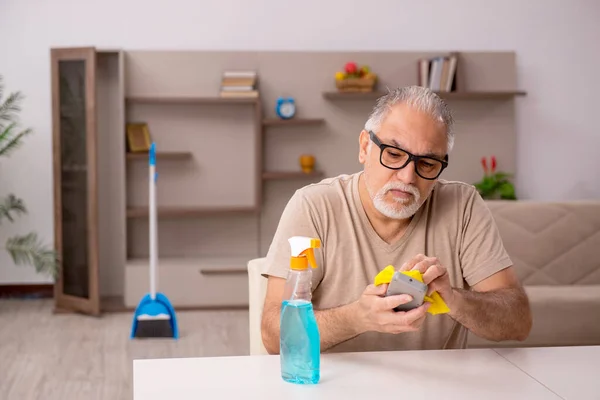 Old man doing housework at home — Stock Photo, Image