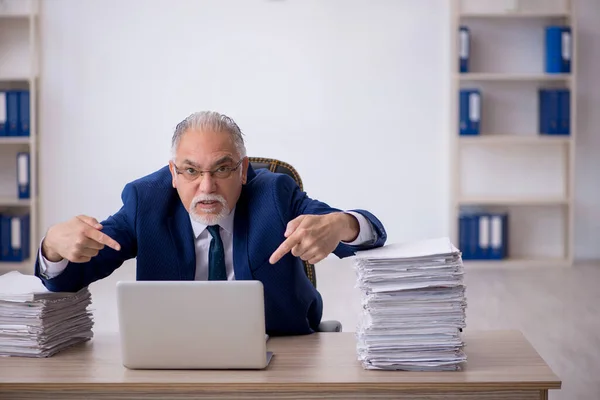 Alte männliche Angestellte und zu viel Arbeit im Büro — Stockfoto