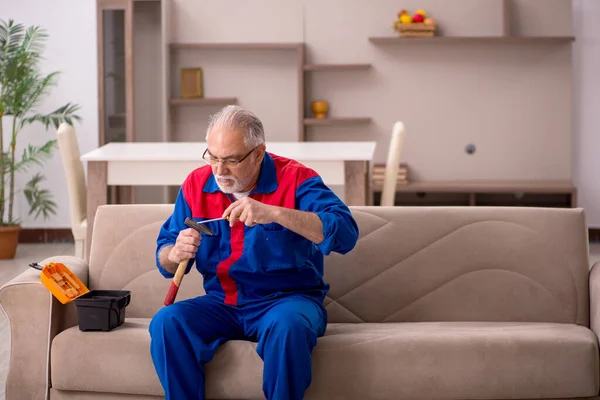 Homem velho carpinteiro trabalhando dentro de casa — Fotografia de Stock