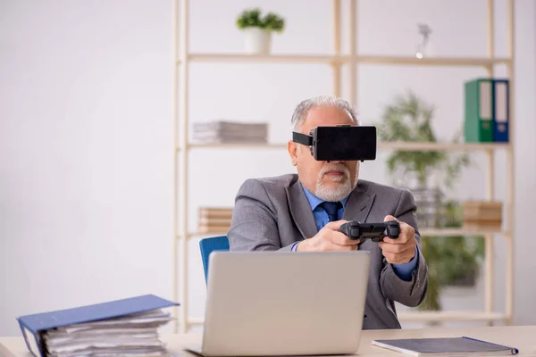 在工作场所享用虚拟眼镜的老男性员工 — 图库照片
