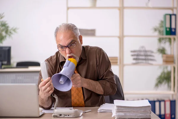Empregado chefe irritado segurando megafone no local de trabalho — Fotografia de Stock