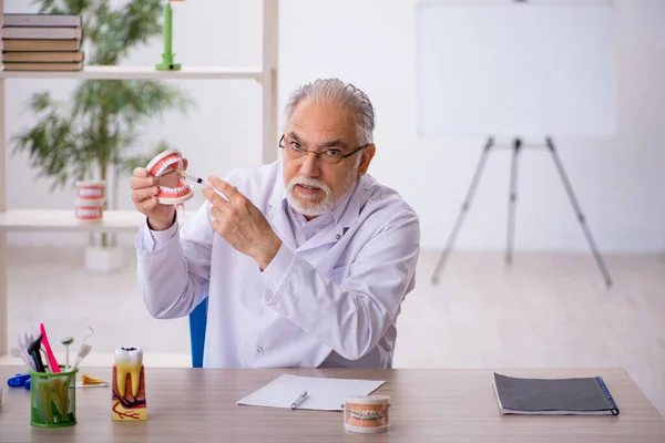 Alter Zahnarzt arbeitet in der Klinik — Stockfoto