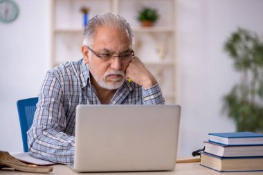 Yaşlı erkek paleontolog laboratuvarda antik hayvanları inceliyor.