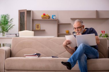 Salgın sırasında evde çalışan yaşlı bir erkek işçi.