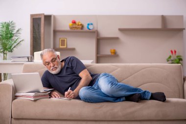 Salgın sırasında evde çalışan yaşlı bir erkek işçi.