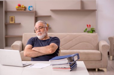 Salgın sırasında evde çalışan yaşlı bir erkek işçi.