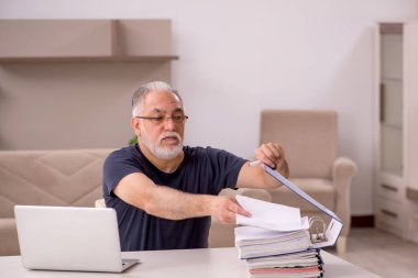 Salgın sırasında evde çalışan yaşlı bir erkek işçi.