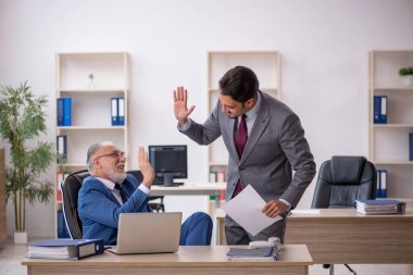 Ofiste çalışan iki erkek arkadaş.