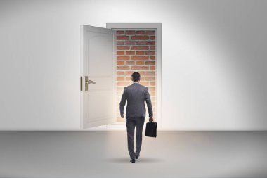 Tuğladan kapısı olmayan bir iş adamı.