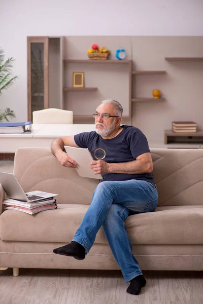 Alte männliche Mitarbeiter arbeiten während der Pandemie von zu Hause aus — Stockfoto