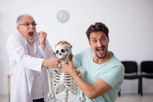 Young male patient visiting old male doctor — Stock Photo, Image