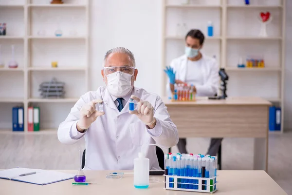 Dos químicos masculinos trabajando en el laboratorio — Foto de Stock